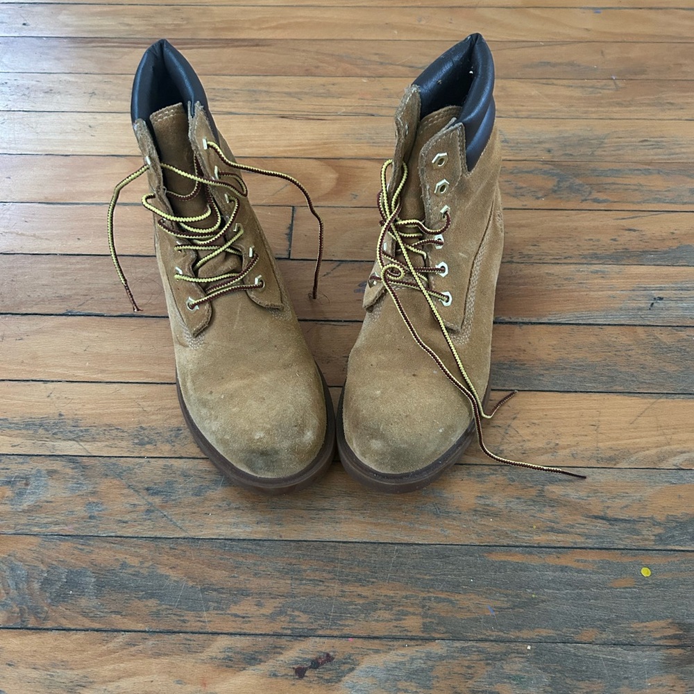 Women timberland boots (very worn)